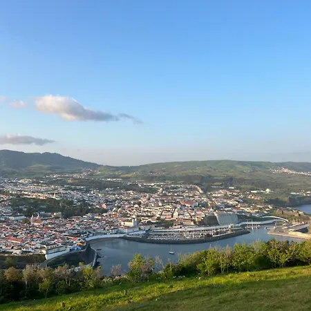 Casa Da Joana T2 No Centro Historico De Angra * アングラ・ド・エロイーズモ
